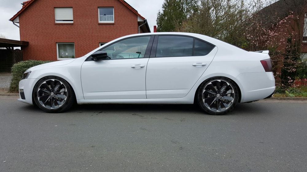 Octavia 3 RS na felgach Supernova.jpg