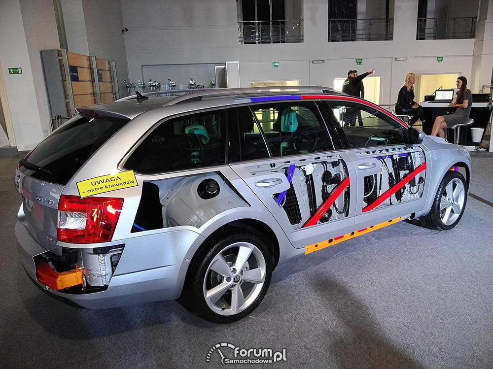 Przekrój drzwi i zderzaka Skoda Octavia.png