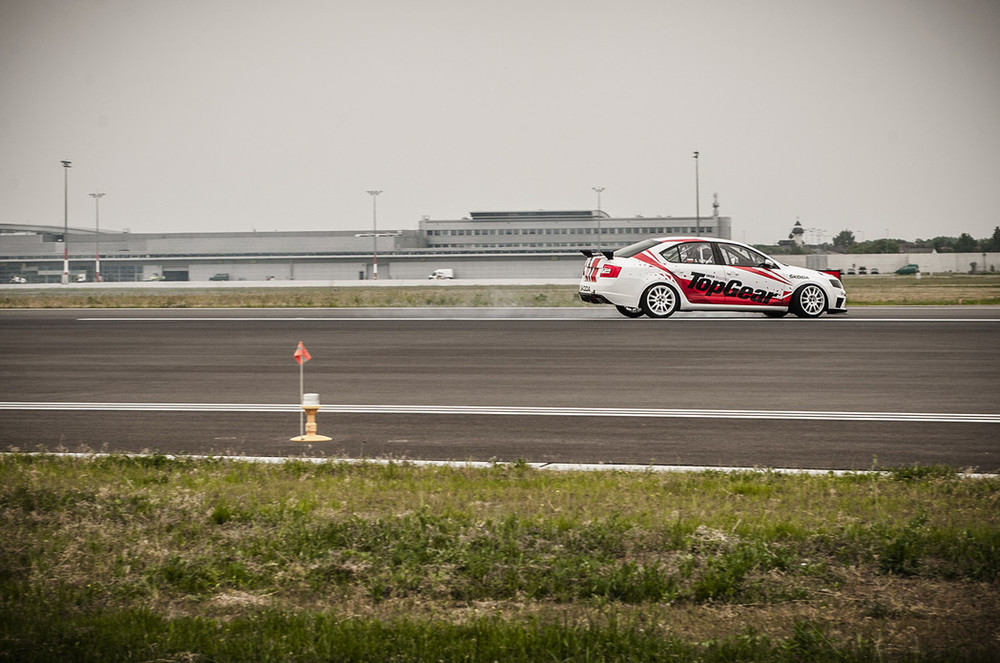 Škoda Octavia Cup kontra Extra 330 LC 2.jpeg