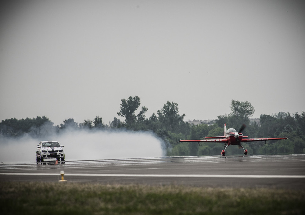 Škoda Octavia Cup kontra Extra 330 LC 3.jpeg