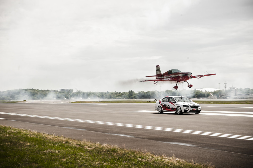 Škoda Octavia Cup kontra Extra 330 LC.jpeg